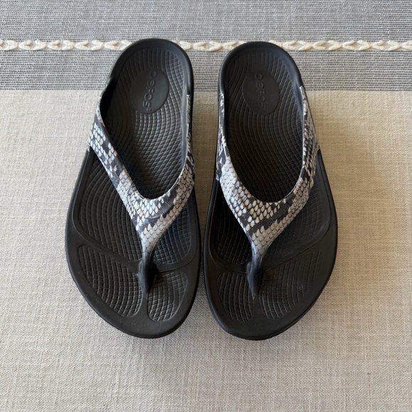 OOFOS Women OOFOS OOlala Limited Edition Thong Recovery Sandals Snake Print Women\'s Size 7
